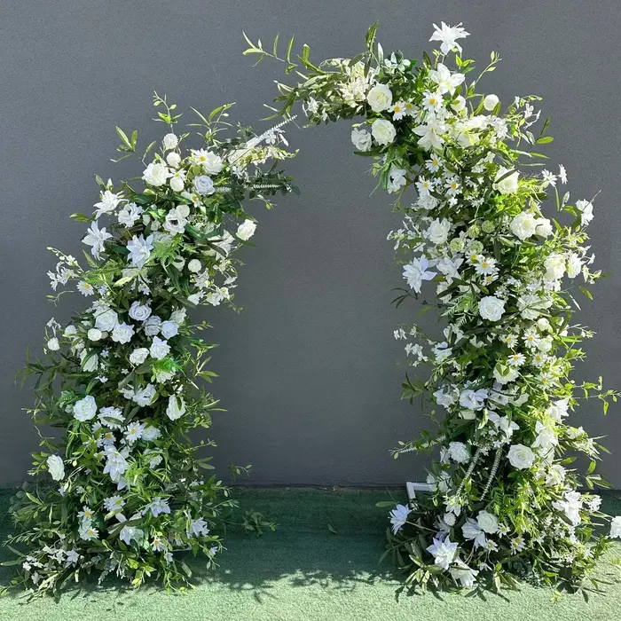 Arrangement de fleurs artificielles en arc de trompette