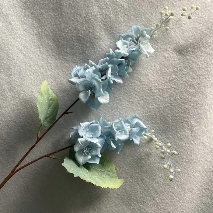 Magnifique bouquet de roses en soie orchidée paon