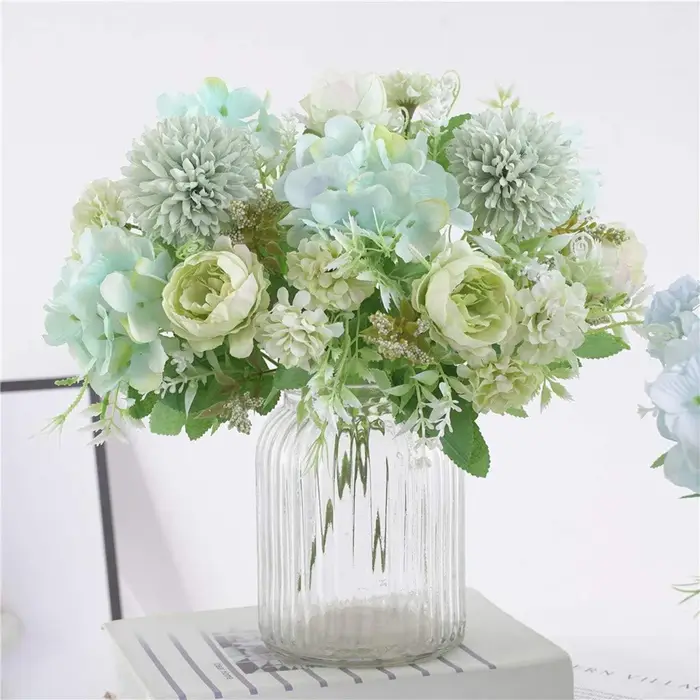 Fleurs de chrysanthème et de pivoine simulées