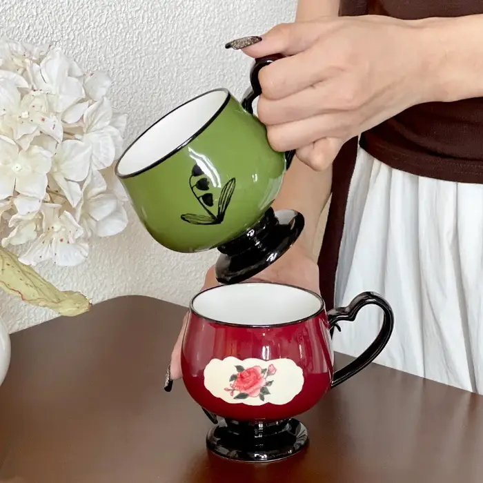 Tasse en céramique vintage Peony & Lily of the Valley – Tasse élégante du milieu du siècle, tasse à café à pieds hauts de grande capacité