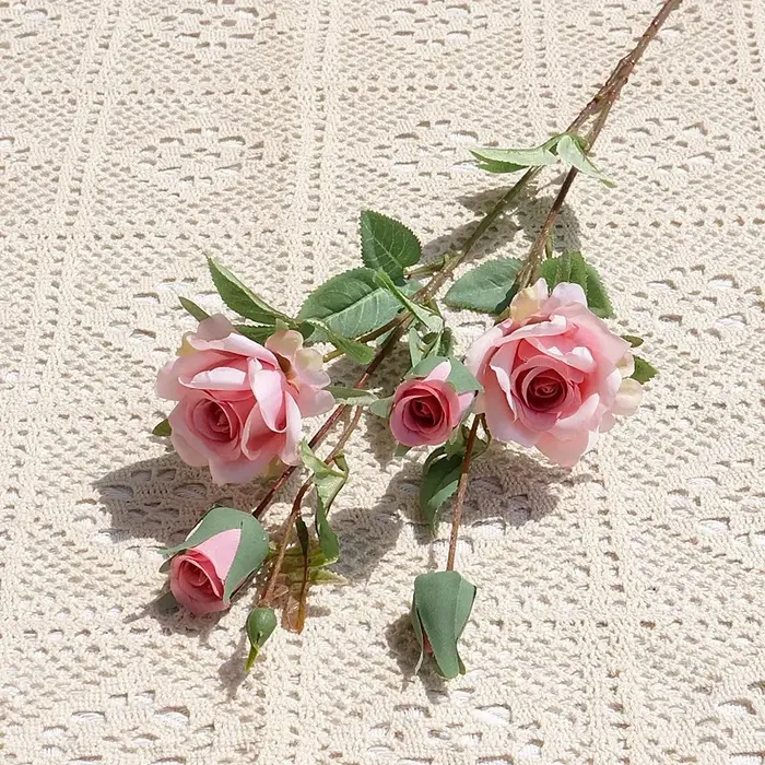 Belle rose artificielle en soie