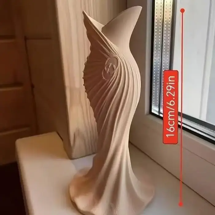 Vase en plastique élégant en forme de robe