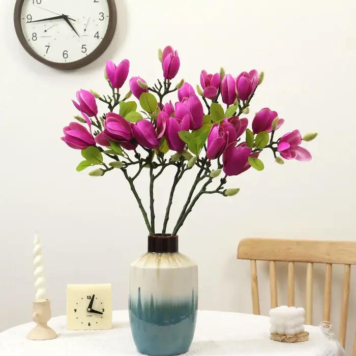 Bouquet de Magnolias Réalistes en Soie avec Feuilles Texturées et Boutons Définis pour l'Aménagement du Salon