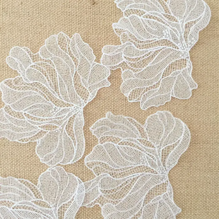 Patch de fleurs en maille blanche