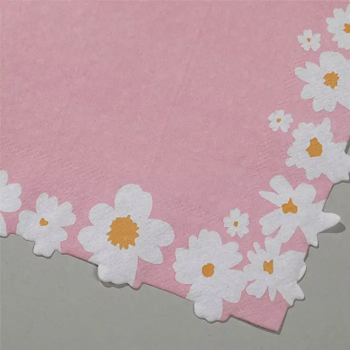 Serviettes en papier roses imprimées de fleurs
