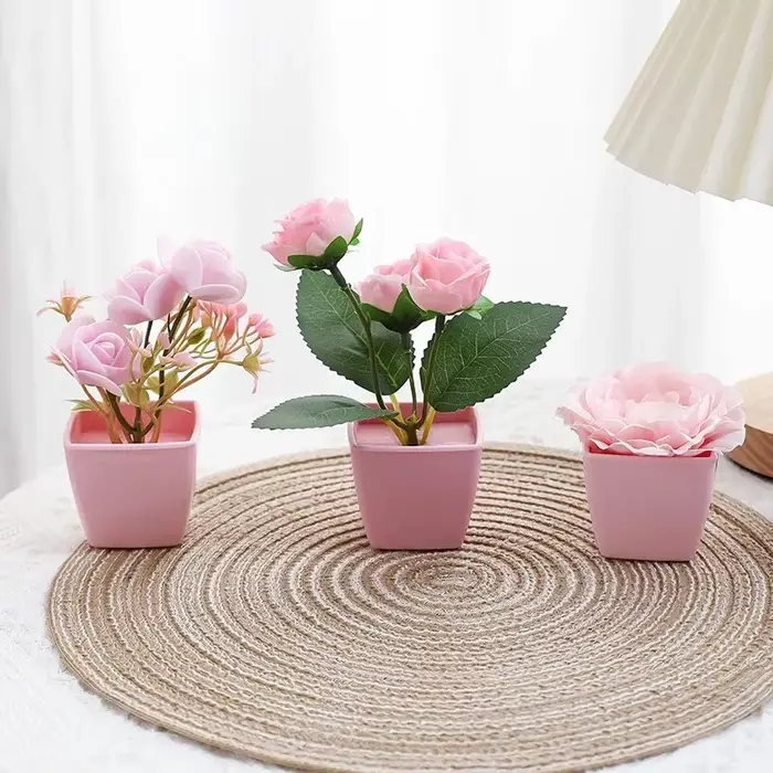Plante en pot de roses à fleurs simulées