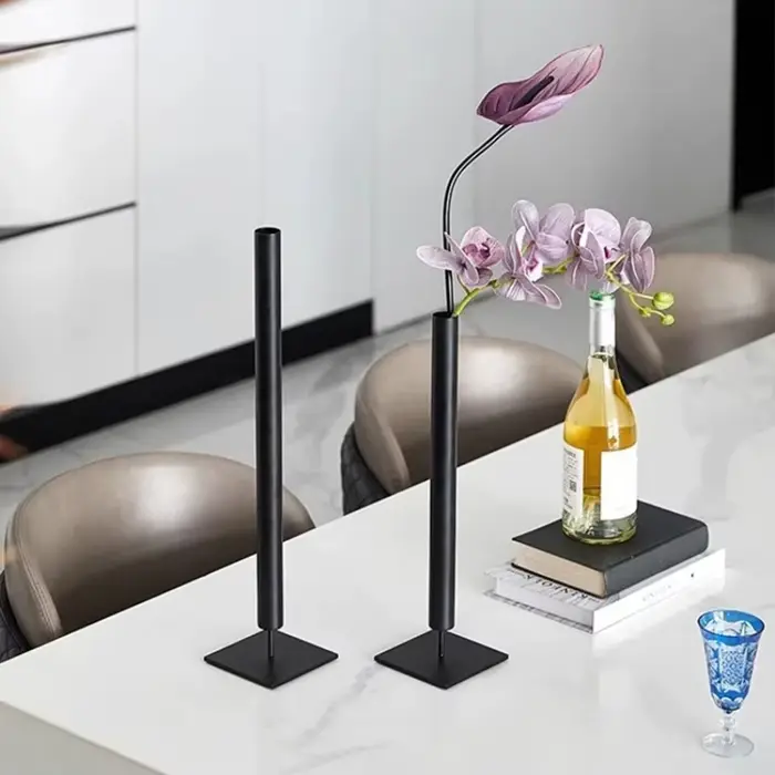 Vases à fleurs en métal