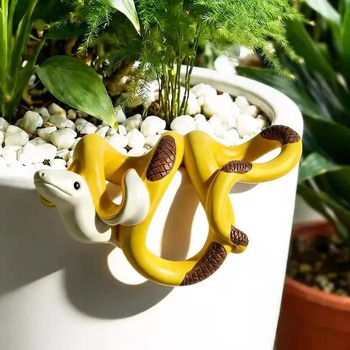 Support de pot de fleurs en résine en forme de serpent, figurine de serpent peinte à la main pour bord de pot de fleurs intérieur/extérieur, ornement coloré pour suspendre les pots