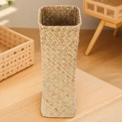 Vase à fleurs en paille tressée