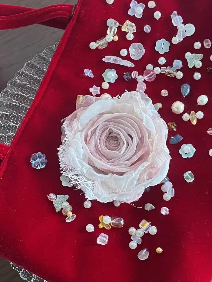 Fleurs de rose artisanales roses