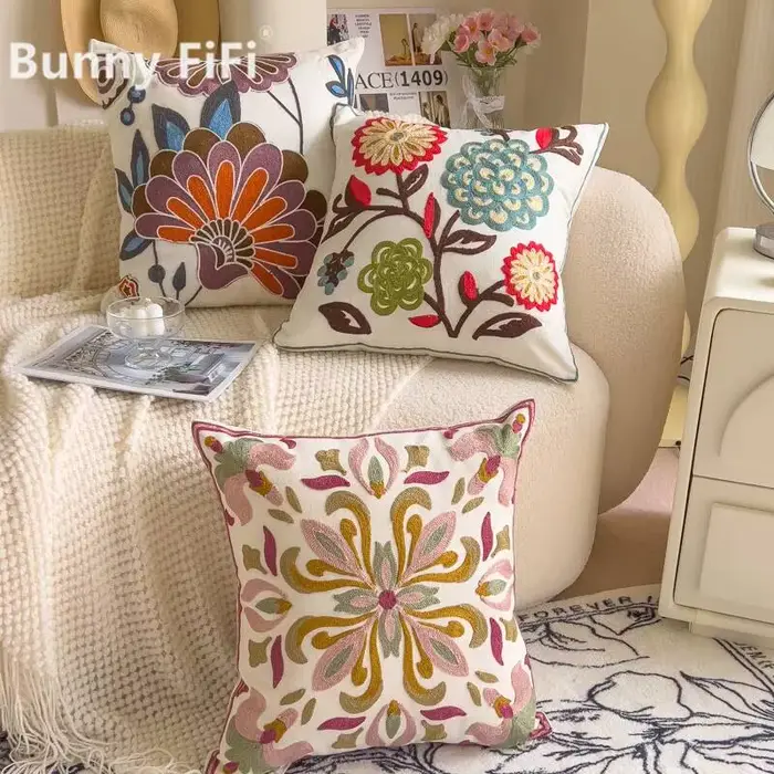 Housse de coussin brodée à motif floral