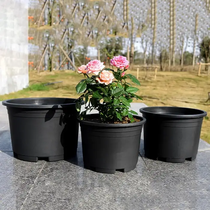 Pot de fleurs d'intérieur en plastique noir avec trous de drainage
