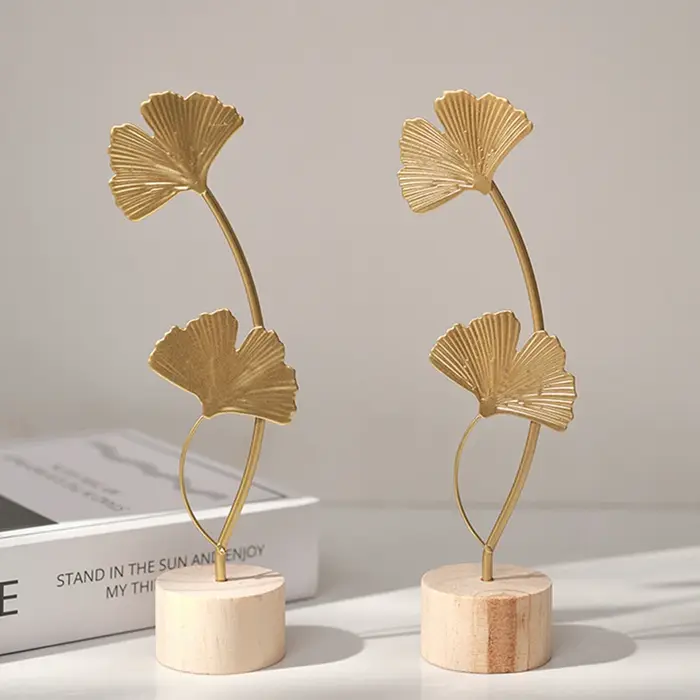 Sculpture de feuilles de Ginkgo dorées nordiques