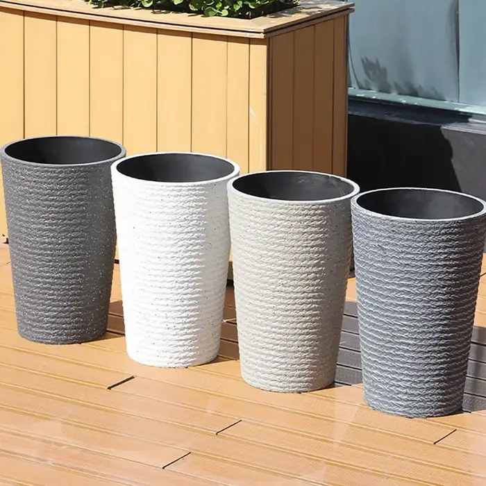 Support de plante décoratif texturé moderne, jardinière ronde haute pour plantes d'intérieur et d'extérieur, pot de fleurs rond à l'aspect pierre pour intérieur.