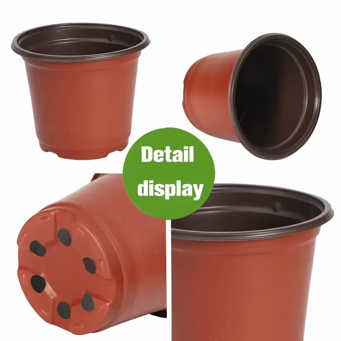 Pots de fleurs en plastique simples