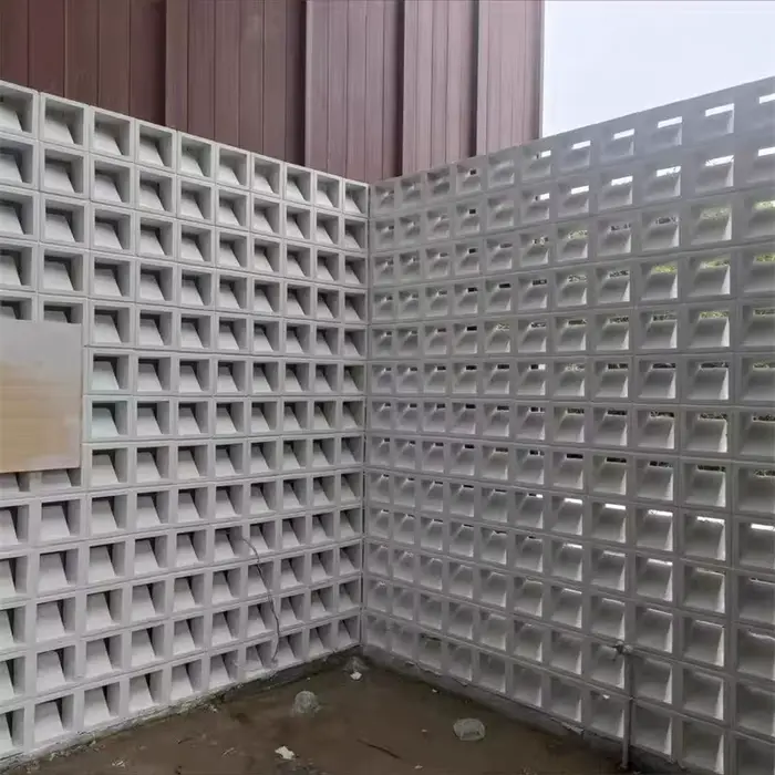 Les moules en ciment sont utilisés pour la décoration ajourée des murs intérieurs et extérieurs du jardin mettant en valeur un moule personnalisé en béton