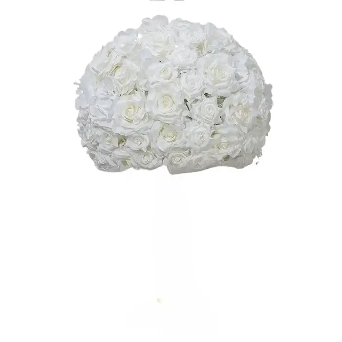 Nouvelles boules de fleurs de rêve ivoire exude le luxe dans les fenêtres d'exposition transformetent des tables de mariage en paramètres de banquet haut de gamme