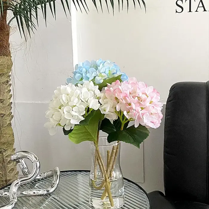 Fleur d'hortensia artificielle avec une touche de colle