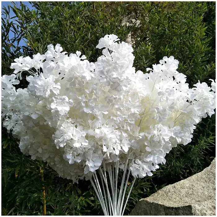Fleurs de cerisier artificielles blanches sur poteau