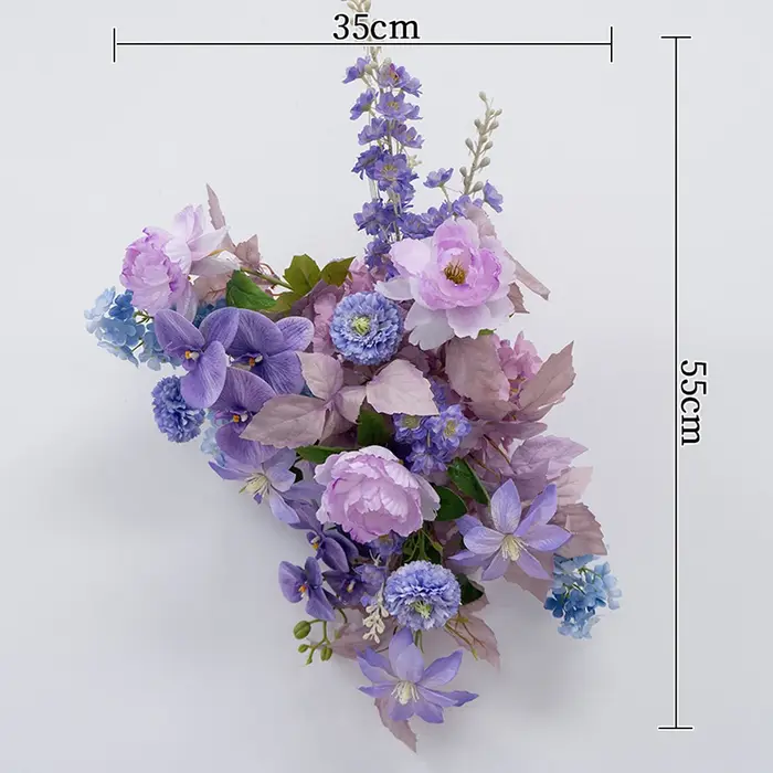 Arrangement de fleurs artificielles violettes luxueux, décor d'arrière-plan de mariage, rangée flora