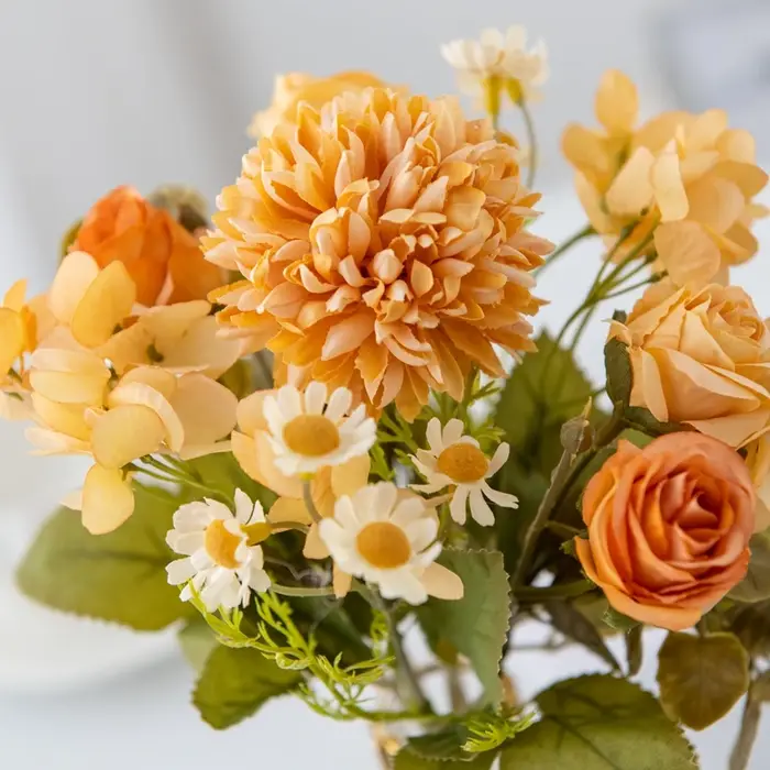Combinaison de fleurs artificielles