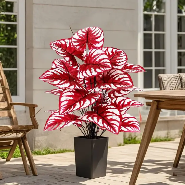 Plante artificielle à feuilles rouges avec rayures blanches