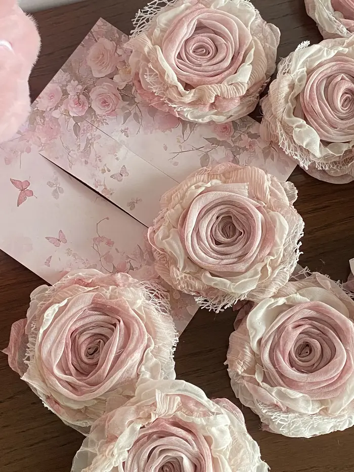 Fleurs de rose artisanales roses