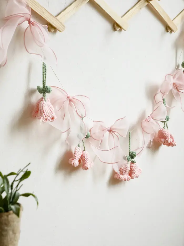 Guirlande de fleurs au crochet faite à la main