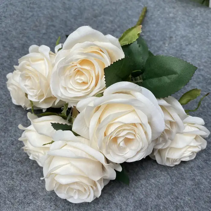Bouquet de roses artificielles à 9 têtes