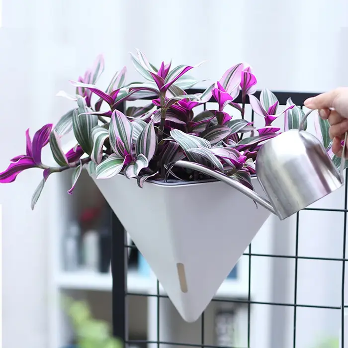 Pots de fleurs muraux triangulaires à la mode