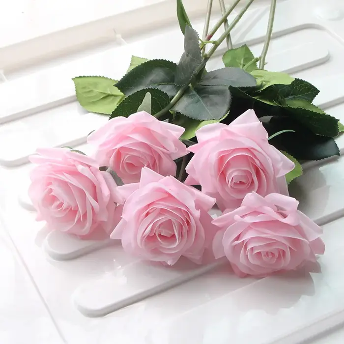 Roses artificielles au toucher réel