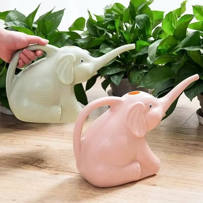 Arrosoir en plastique en forme d'éléphant