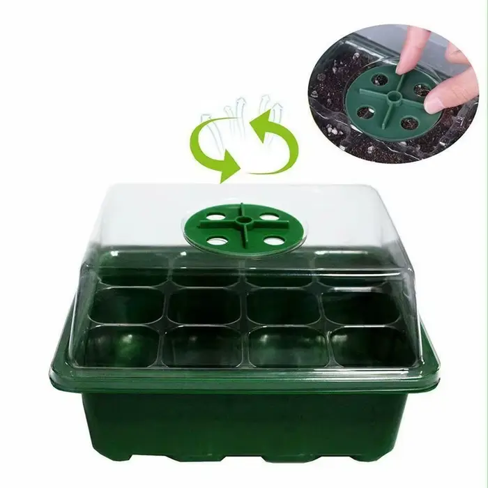 Pots de plantes en plastique à trous