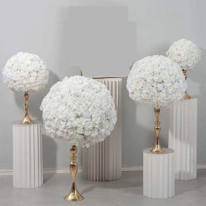 Nouvelles boules de fleurs de rêve ivoire exude le luxe dans les fenêtres d'exposition transformetent des tables de mariage en paramètres de banquet haut de gamme