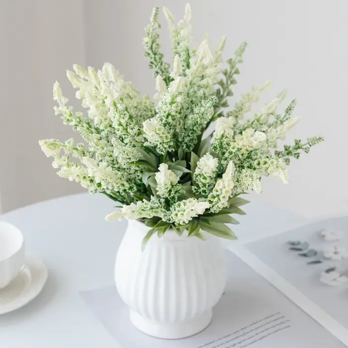 Vase de fleurs artificielles en mousse de lavande