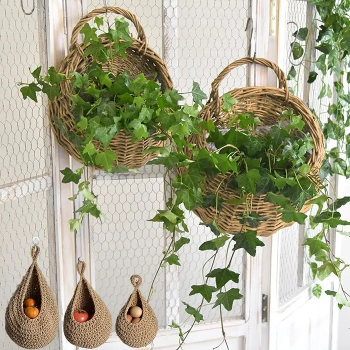 Panier de fleurs mural en rotin