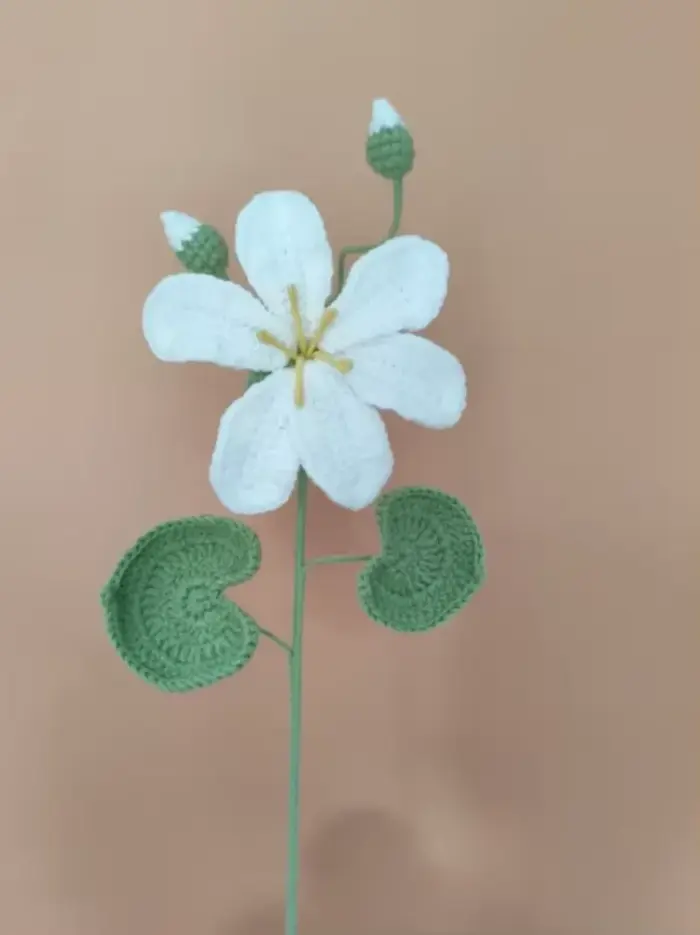 Une fleur tissée à la main, fleur à l'huile de tung à deux feuilles, adaptée à la décoration de la m