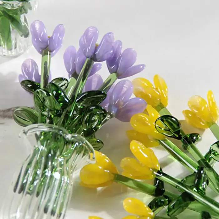 Bouquet de fleurs en verre avec vase