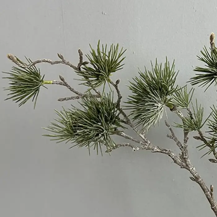 Arrangement floral, branche de pin artificielle verte