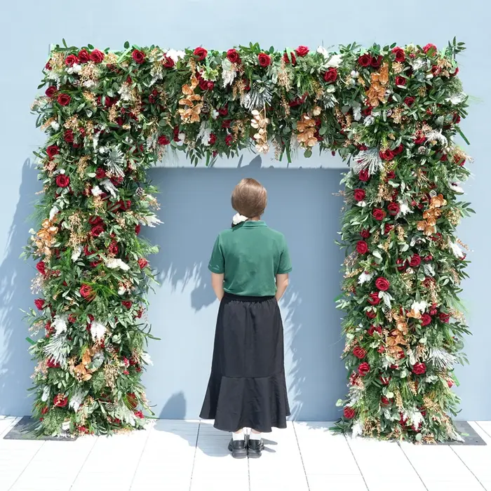 Série de noël Rose rouge vert tissu Base fleur rangée décor mariage toile de fond cadre événement fête scène Arrangement Floral H8777