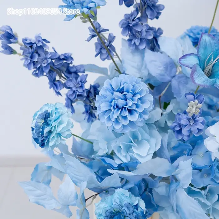 Fleurs artificielles bleues suspendues