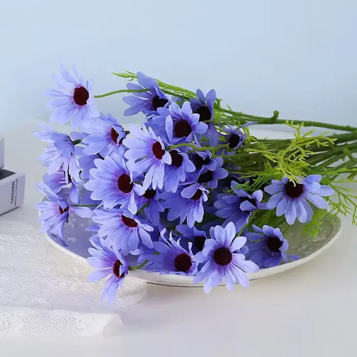 Bouquet de marguerites et de chrysanthème artificielles