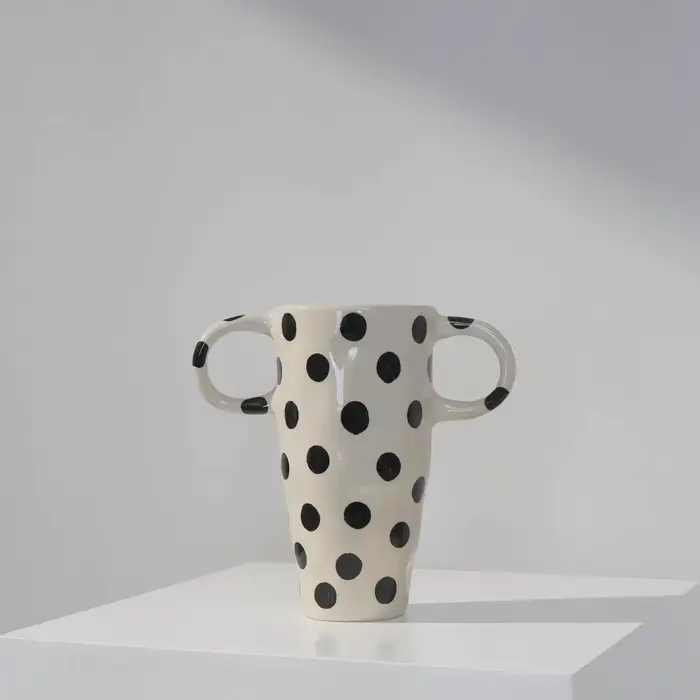Vase en céramique à pois avec poignée