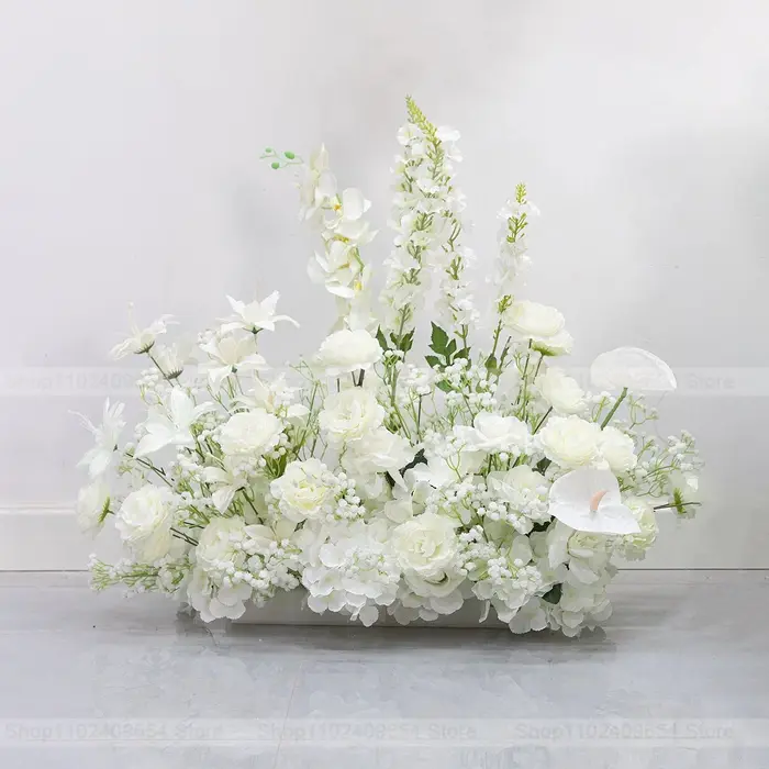 Composition florale au sol de roses blanches