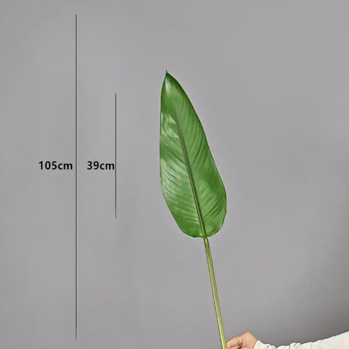 Les feuilles de bananier artificielles et les oiseaux du paradis conviennent aux décorations de maison