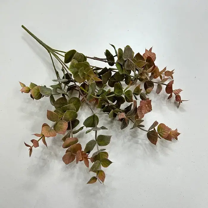 Simulation de plantes vertes en plastique d'eucalyptus
