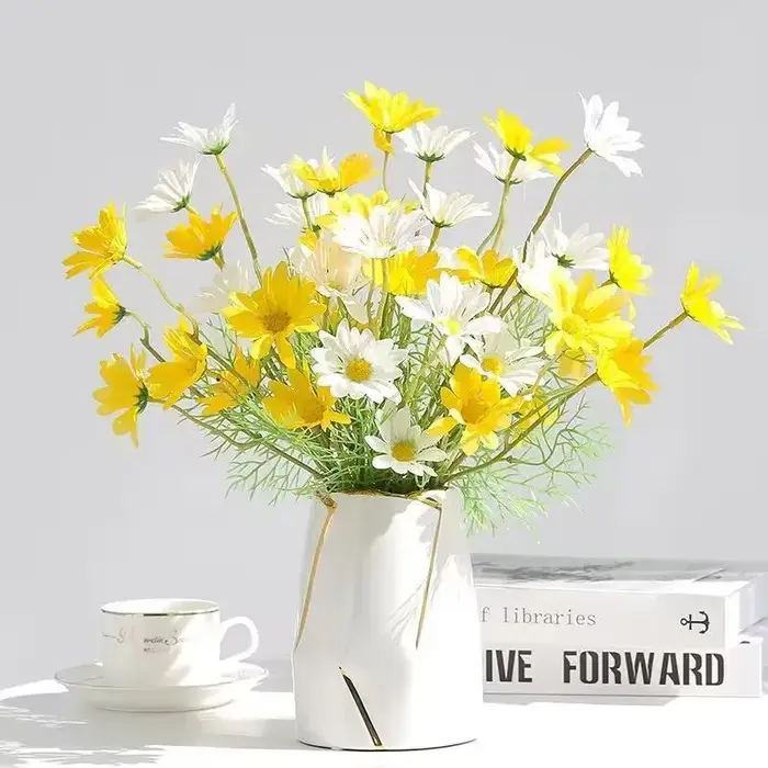 Bouquet de marguerites et de chrysanthème artificielles