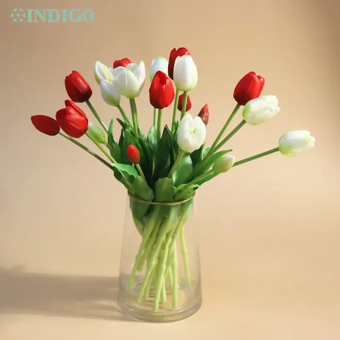 Bouquet de tulipes rouges (3 fleurs + 2 bourgeons)