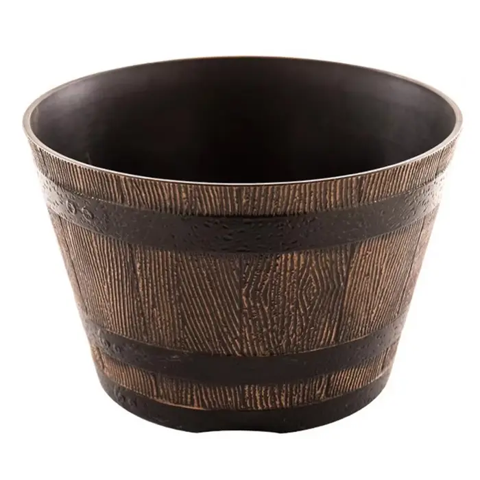 Ce pot en résine magnifiquement conçu offre un moyen accrocheur pour afficher vos petites plantes préférées à l'intérieur et à l'extérieur
