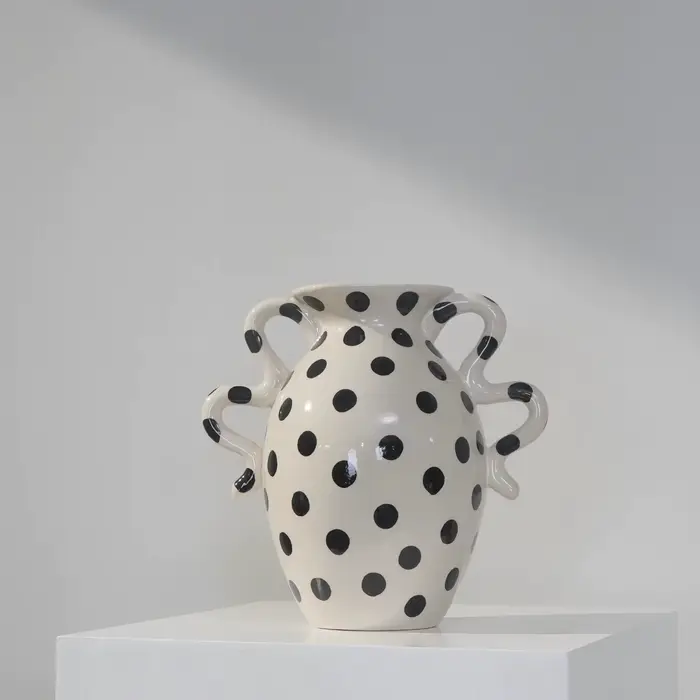 Vase en céramique à pois avec poignée